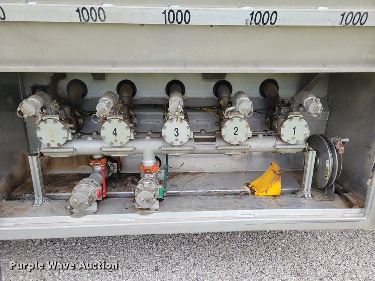 image for item KB9015 2010 Kenworth T800 fuel truck