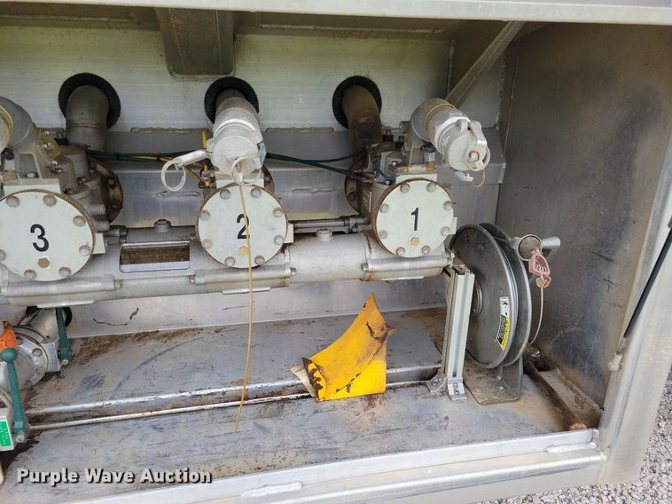 image for item KB9015 2010 Kenworth T800 fuel truck