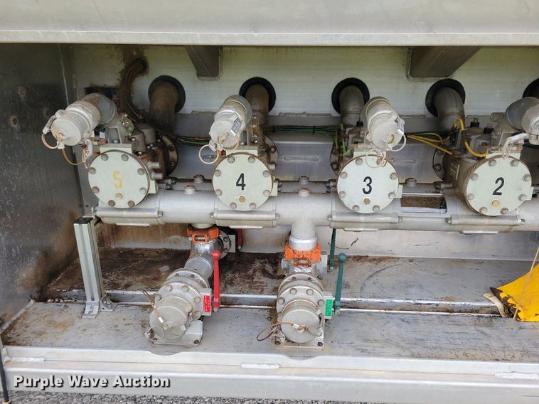 image for item KB9015 2010 Kenworth T800 fuel truck