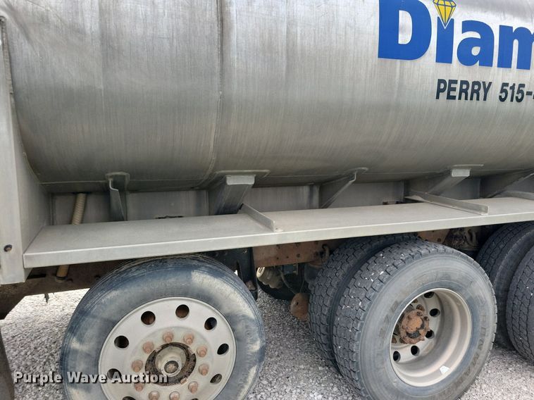 image for item KB9015 2010 Kenworth T800 fuel truck