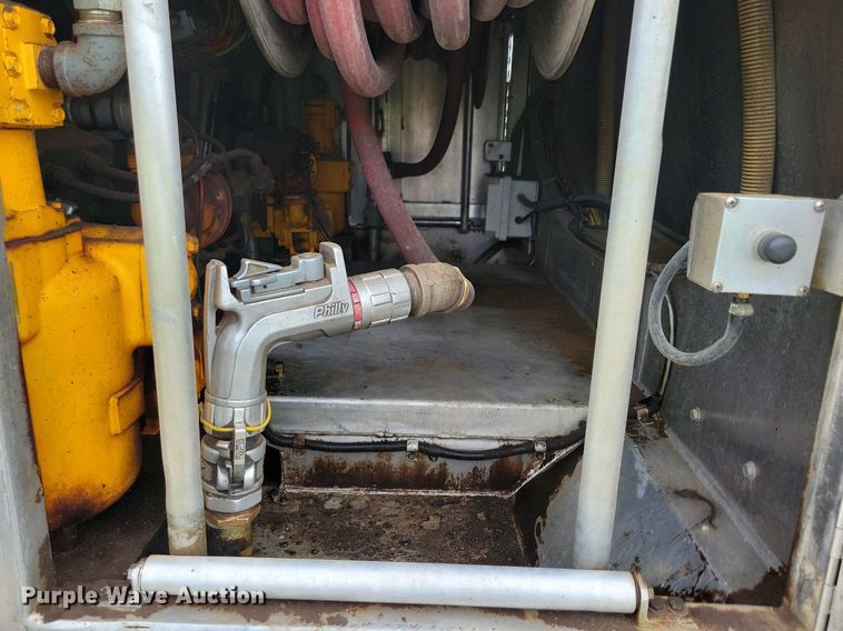 image for item KB9015 2010 Kenworth T800 fuel truck