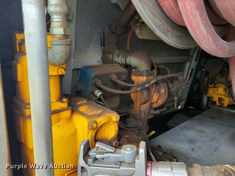 image for item KB9015 2010 Kenworth T800 fuel truck