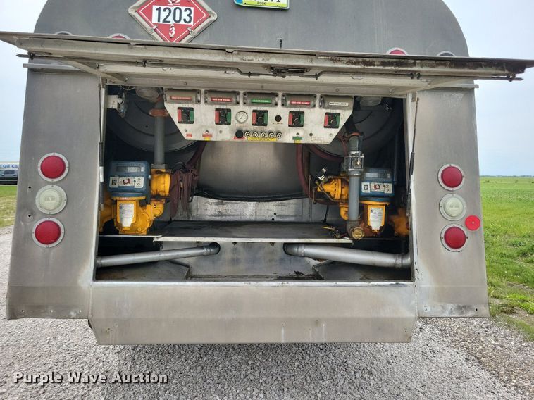 image for item KB9015 2010 Kenworth T800 fuel truck