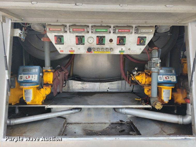 image for item KB9015 2010 Kenworth T800 fuel truck