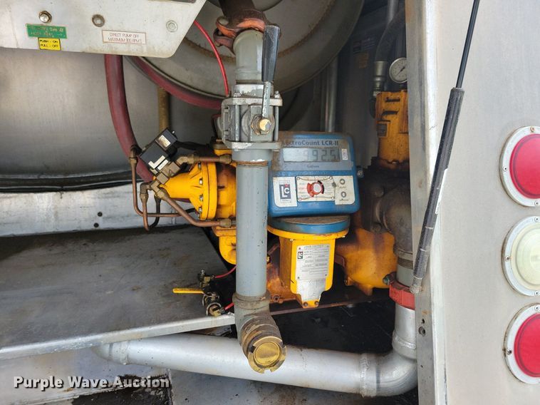 image for item KB9015 2010 Kenworth T800 fuel truck