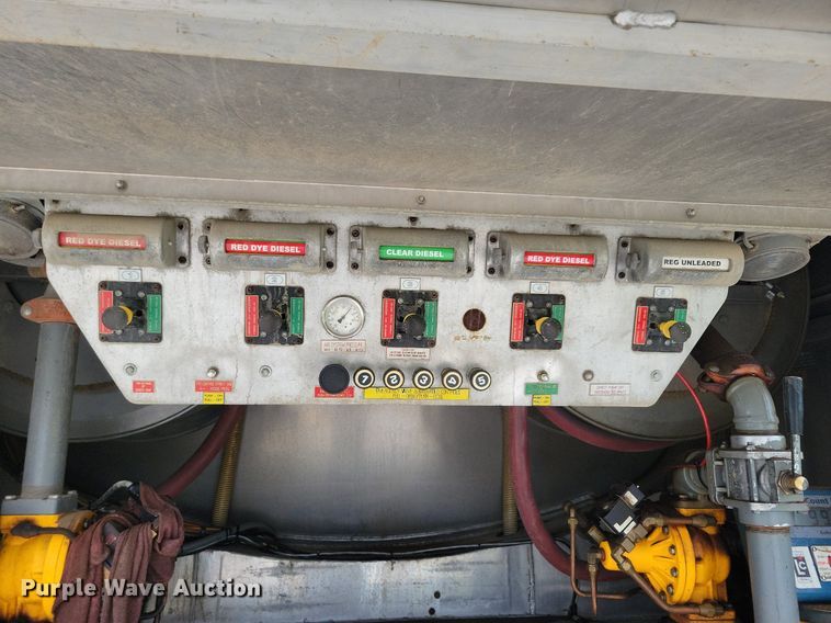 image for item KB9015 2010 Kenworth T800 fuel truck