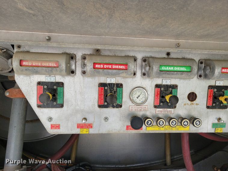 image for item KB9015 2010 Kenworth T800 fuel truck