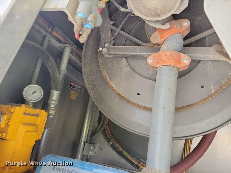 image for item KB9015 2010 Kenworth T800 fuel truck