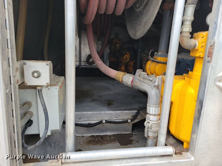 image for item KB9015 2010 Kenworth T800 fuel truck