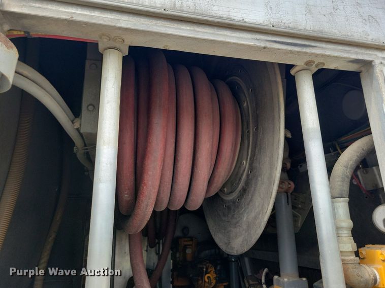 image for item KB9015 2010 Kenworth T800 fuel truck