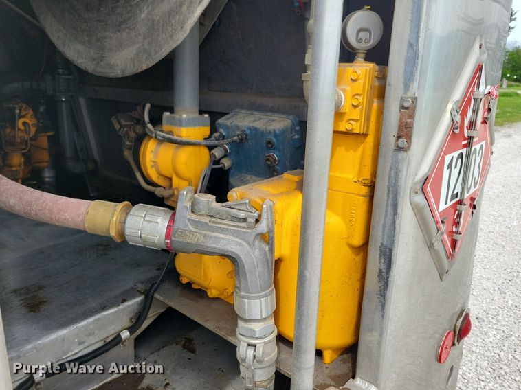 image for item KB9015 2010 Kenworth T800 fuel truck