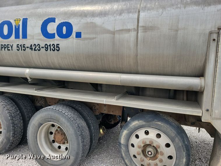 image for item KB9015 2010 Kenworth T800 fuel truck