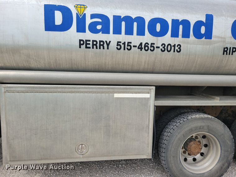 image for item KB9015 2010 Kenworth T800 fuel truck