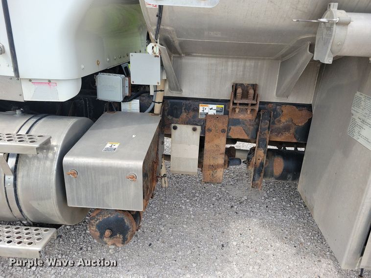 image for item KB9015 2010 Kenworth T800 fuel truck