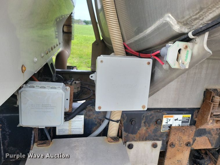 image for item KB9015 2010 Kenworth T800 fuel truck