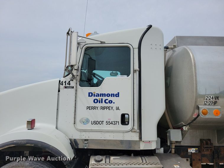 image for item KB9015 2010 Kenworth T800 fuel truck