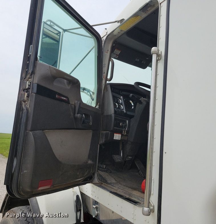 image for item KB9015 2010 Kenworth T800 fuel truck