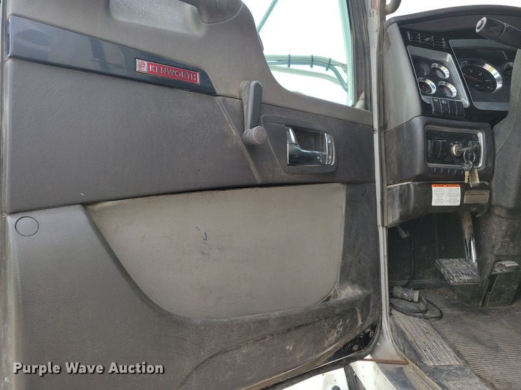 image for item KB9015 2010 Kenworth T800 fuel truck