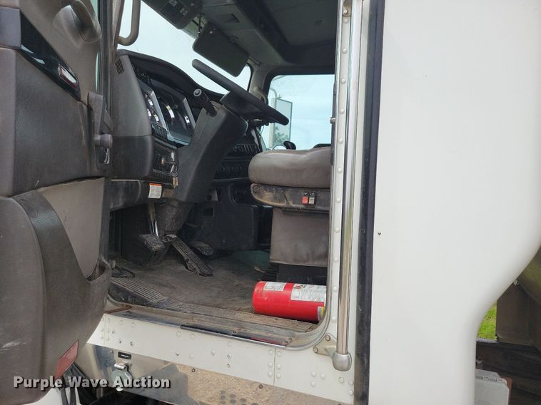 image for item KB9015 2010 Kenworth T800 fuel truck