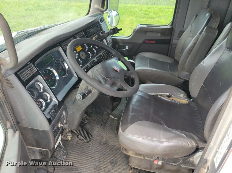 image for item KB9015 2010 Kenworth T800 fuel truck