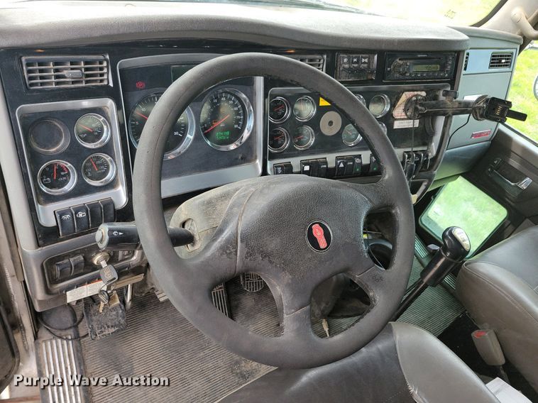 image for item KB9015 2010 Kenworth T800 fuel truck