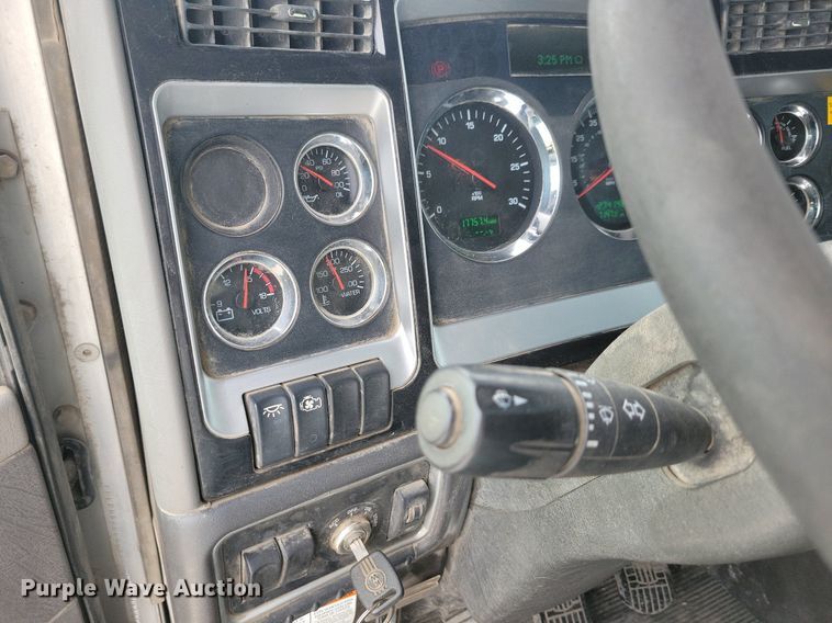 image for item KB9015 2010 Kenworth T800 fuel truck