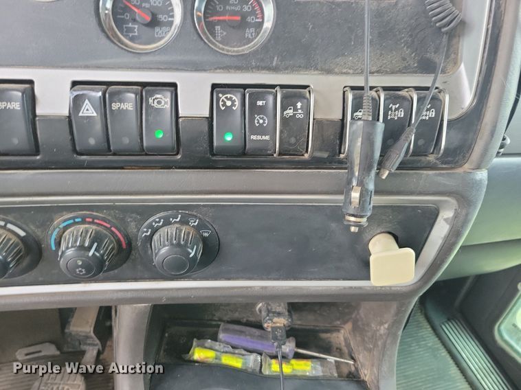 image for item KB9015 2010 Kenworth T800 fuel truck