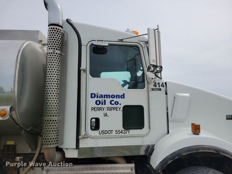 image for item KB9015 2010 Kenworth T800 fuel truck