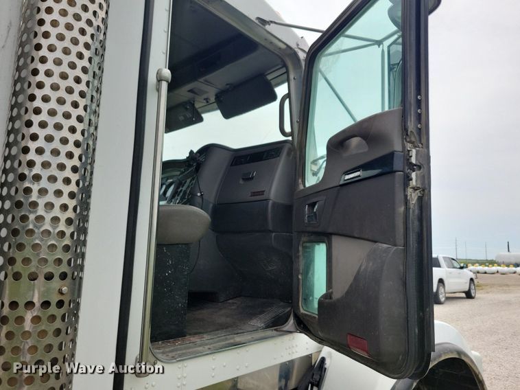 image for item KB9015 2010 Kenworth T800 fuel truck