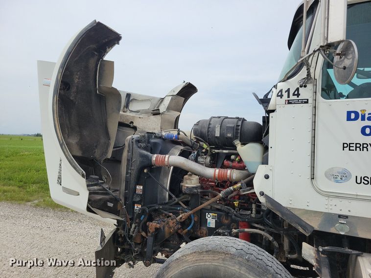 image for item KB9015 2010 Kenworth T800 fuel truck