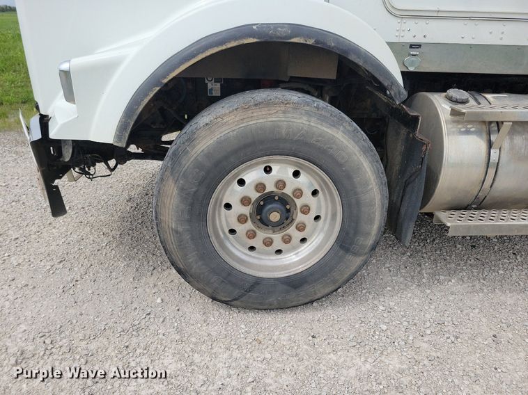 image for item KB9015 2010 Kenworth T800 fuel truck