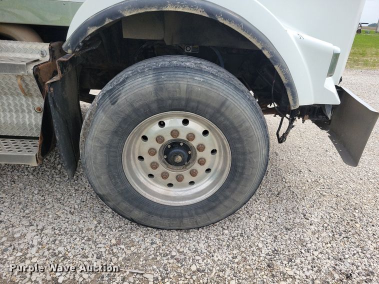 image for item KB9015 2010 Kenworth T800 fuel truck