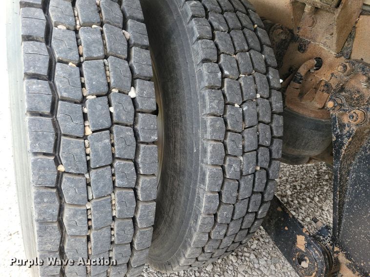 image for item KB9015 2010 Kenworth T800 fuel truck