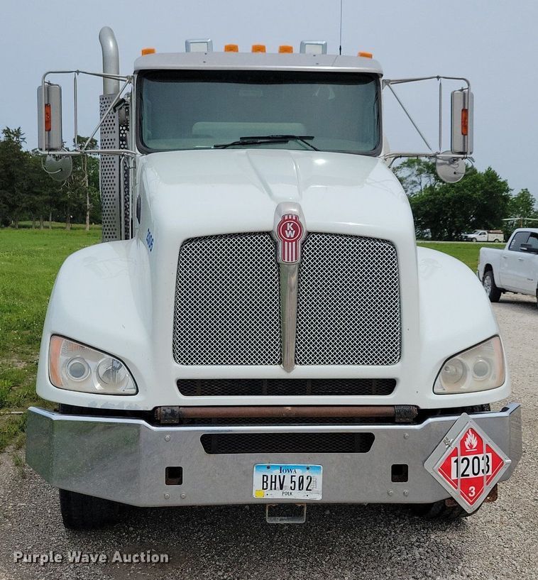 image for item KB9016 2012 Kenworth T440 fuel truck