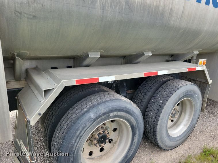 image for item KB9016 2012 Kenworth T440 fuel truck