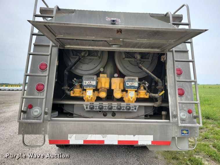 image for item KB9016 2012 Kenworth T440 fuel truck