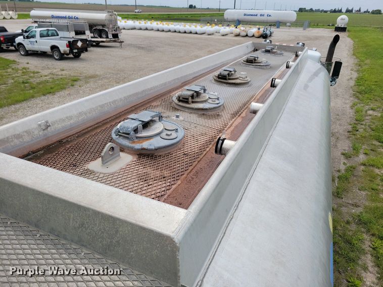 image for item KB9016 2012 Kenworth T440 fuel truck