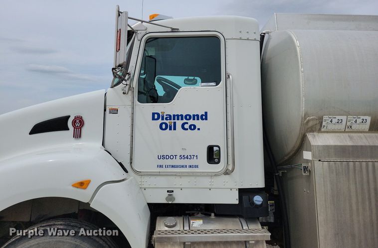 image for item KB9016 2012 Kenworth T440 fuel truck