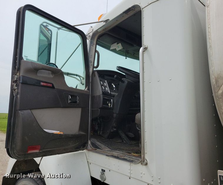 image for item KB9016 2012 Kenworth T440 fuel truck