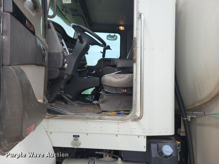 image for item KB9016 2012 Kenworth T440 fuel truck