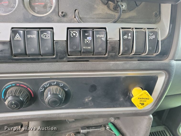 image for item KB9016 2012 Kenworth T440 fuel truck