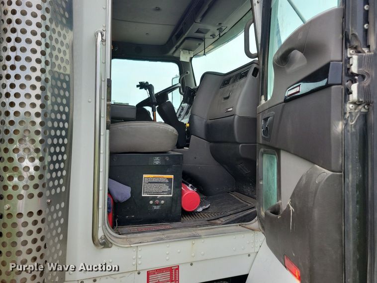 image for item KB9016 2012 Kenworth T440 fuel truck