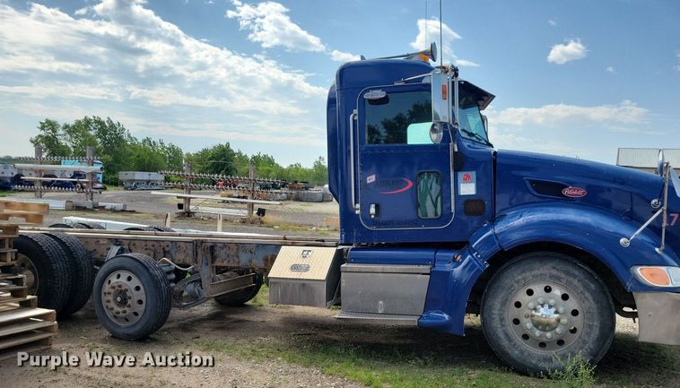 image for item KB9033 2008 Peterbilt 386 semi truck