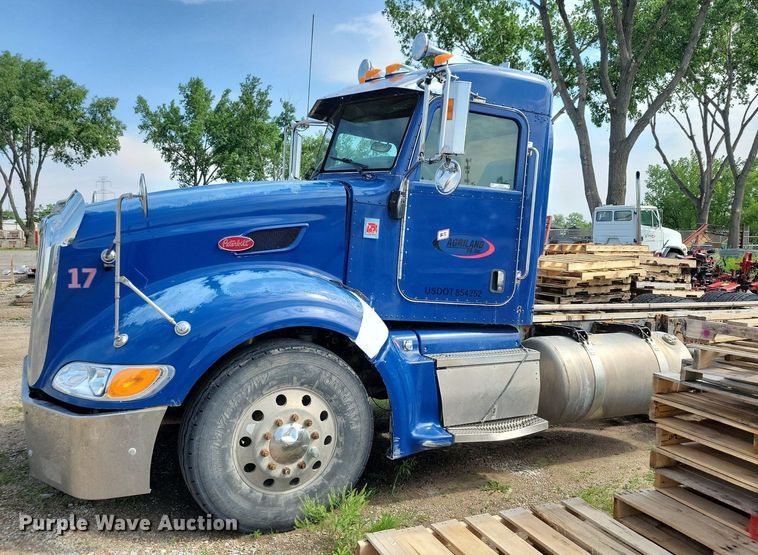 image for item KB9033 2008 Peterbilt 386 semi truck