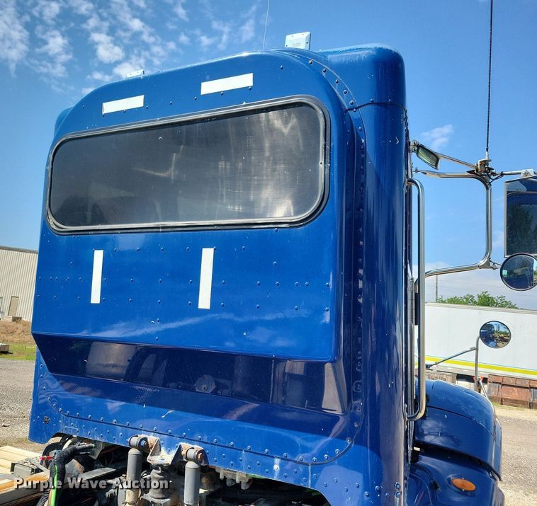 image for item KB9033 2008 Peterbilt 386 semi truck