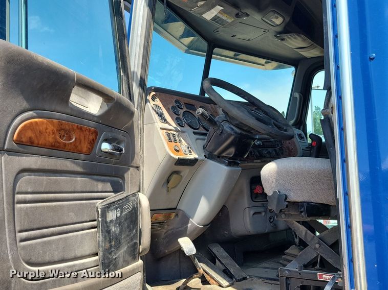 image for item KB9033 2008 Peterbilt 386 semi truck