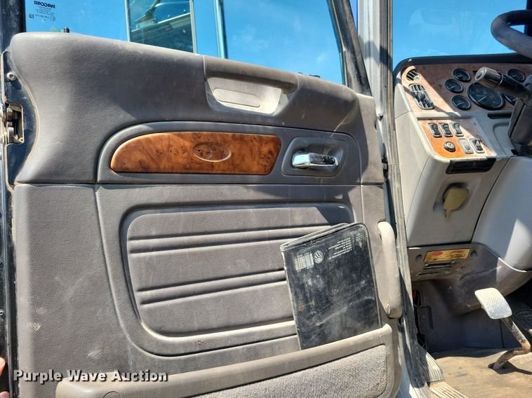 image for item KB9033 2008 Peterbilt 386 semi truck