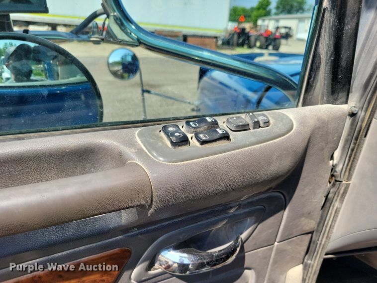 image for item KB9033 2008 Peterbilt 386 semi truck