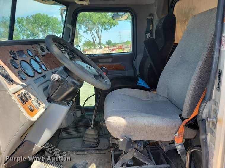 image for item KB9033 2008 Peterbilt 386 semi truck