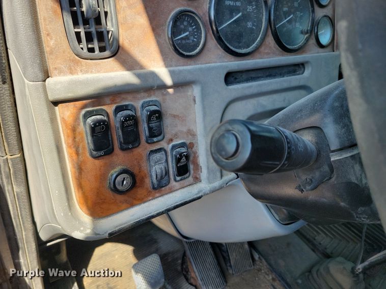 image for item KB9033 2008 Peterbilt 386 semi truck